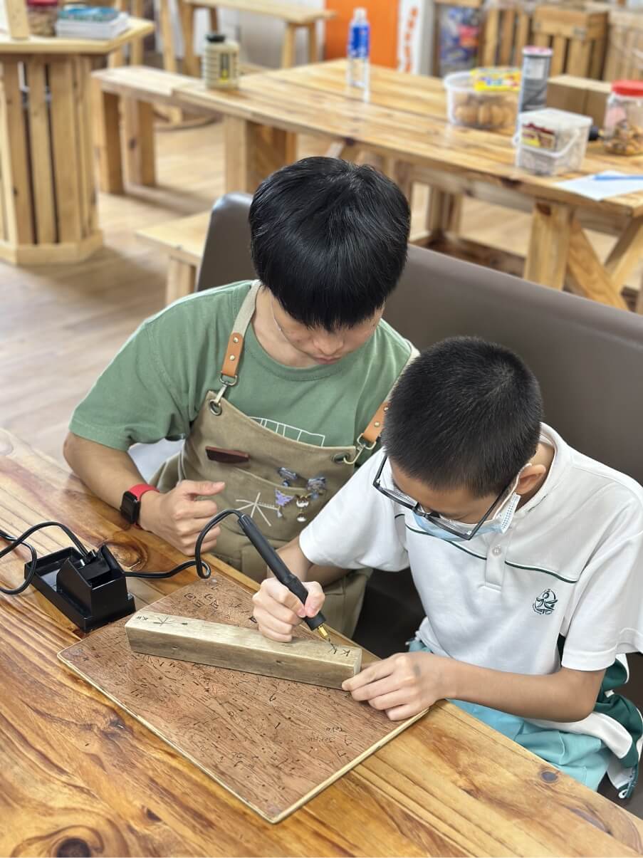 Students on a learning journey using tools during a design thinking workshop